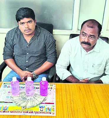 ఏసీబీకి చిక్కిన జెడ్పీ అధికారులు