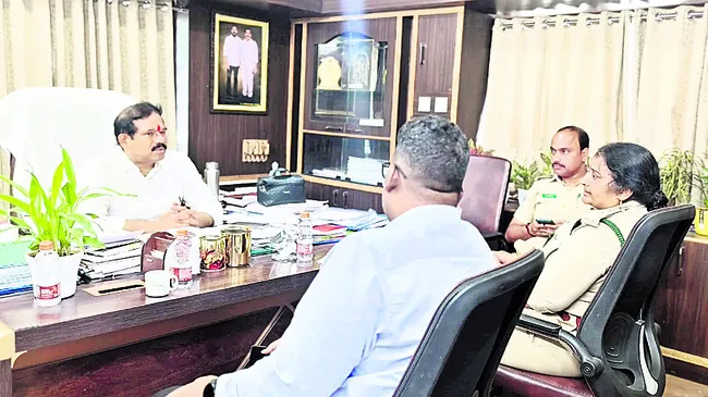 పోడు రైతులను ఇబ్బంది పెట్టొద్దు