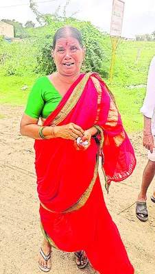 మాటల్లో పెట్టి.. మట్టి చేతిలో పెట్టారు..!