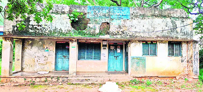 శిథిలావస్థలో పశువైద్యశాల