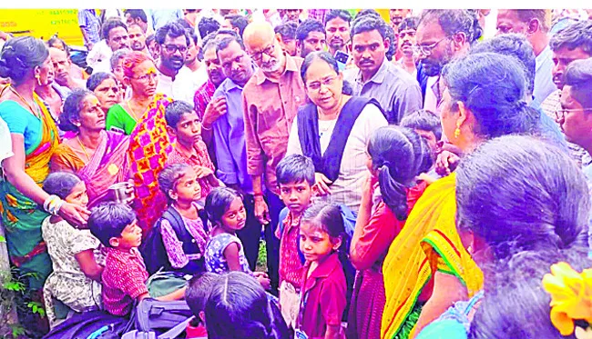 రెండు బస్సులు ఢీకొని ఐదుగురికి గాయాలు