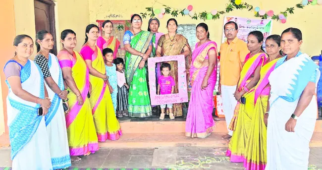 చిన్నారులను అంగన్వాడీల్లో చేర్పించాలి
