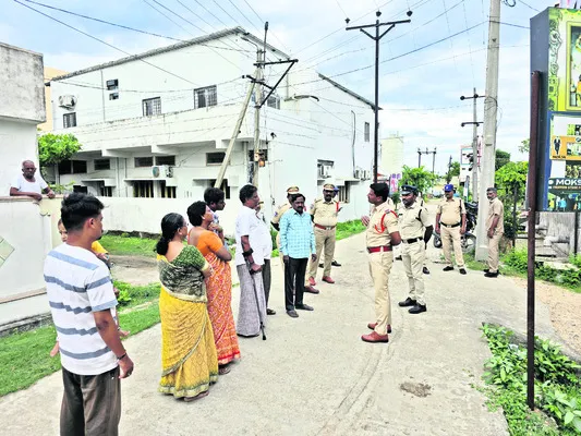 అనుమానితులు ఉంటే పోలీసులకు సమాచారం అందించాలి
