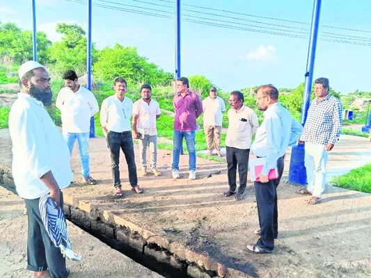 స్లాటర్హౌస్ను పరిశీలించిన అధికారులు