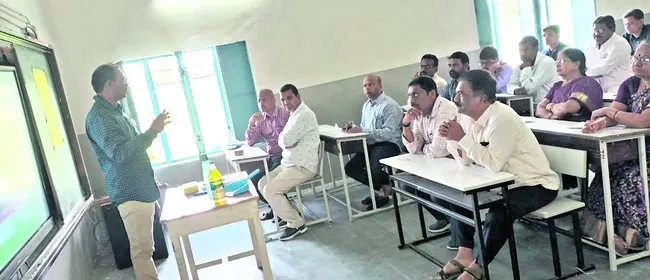 పాఠశాలల పరిసరాలను శుభ్రంగా ఉంచాలి