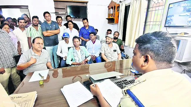 వైద్యుడిపై దాడి.. పోలీసులకు ఫిర్యాదు