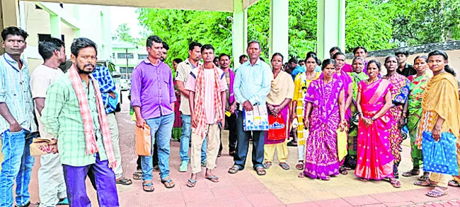 భూముల కబ్జాపై కలెక్టర్కు ఫిర్యాదు