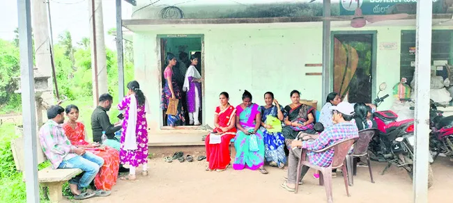 విద్యుత్‌ సబ్‌స్టేషన్‌ వద్ద పడిగాపులు 