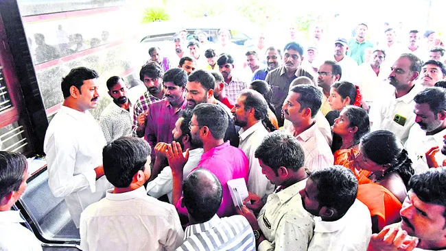 రాష్ట్రంలో మహిళలకు భద్రత కరువు 