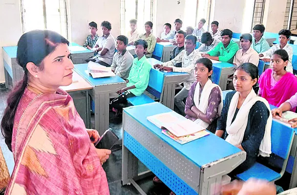 సాంకేతిక విద్యపై దృష్టి సారించాలి
