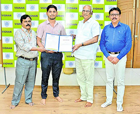 విజ్ఞాన్ విద్యార్థి రవితేజకు పీహెచ్డీ