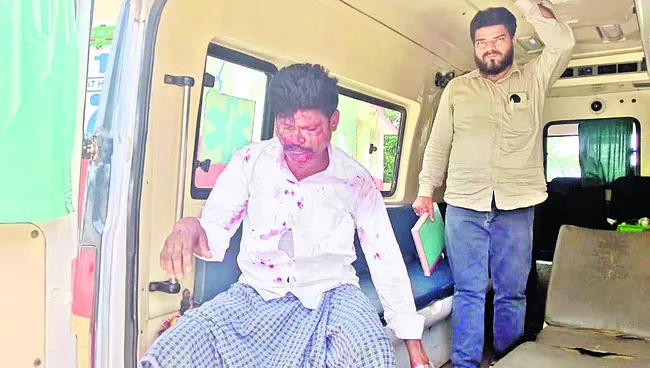 కుక్క అడ్డురావడంతో అదుపుతప్పిన బైక్