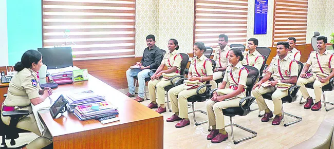 రోల్‌ మోడల్‌గా నిలవండి