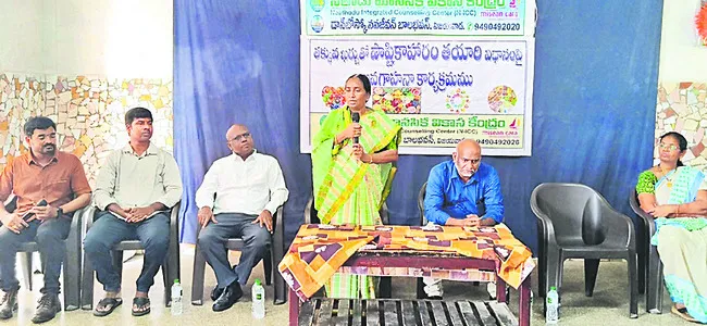హెచ్ఐవీ బాధితులు మనోధైర్యంతో జీవించాలి