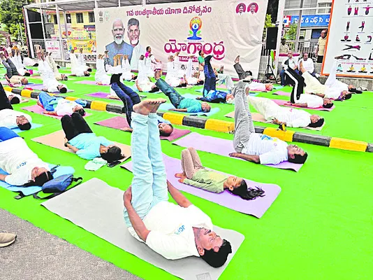 యోగాసనాలతో నూతనోత్సాహం