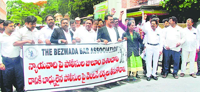 న్యాయవాదుల విధుల బహిష్కరణ