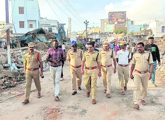 కొనసాగుతున్న కూల్చివేతలు