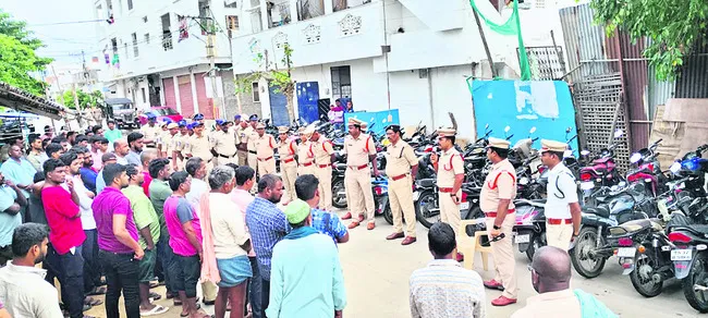 అనుమానిత వ్యక్తులతో అప్రమత్తం