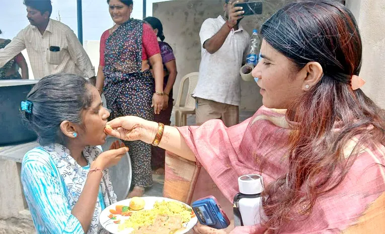 Nandyal Collector Rajakumari Ganiya teaches lessons to students