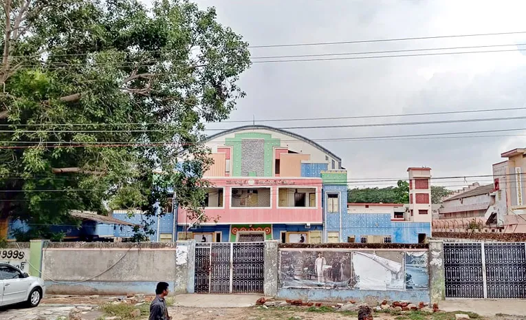 సినిమా థియేటర్లకు ఆదరణ లేక..
