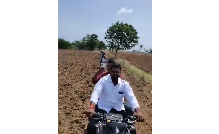 పోలీస్ ఆంక్షలు దాటుకుని.. పొలాల వెంట