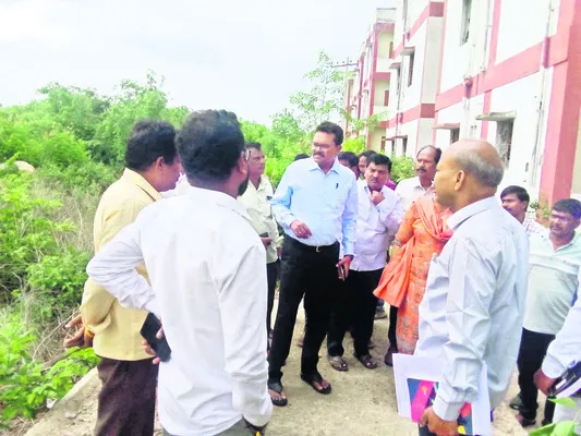 ‘డబుల్’ ఇళ్లను పేదలకు కేటాయించాలి