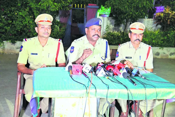 భూ ఆక్రమణకు యత్నించిన భార్యాభర్తలపై కేసు