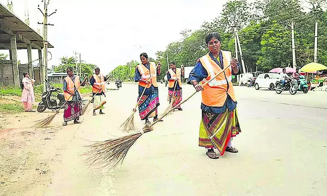 పారిశుధ్య కార్మికులకు బాసట