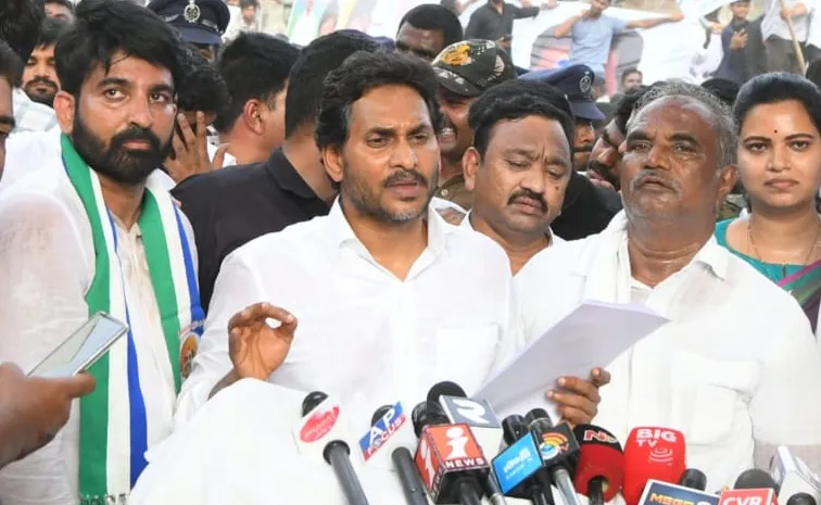 కమ్మవాళ్లు మా పార్టీలో ఉంటే నీకేంటి?: చంద్రబాబుపై వైఎస్‌ జగన్‌ ఫైర్‌