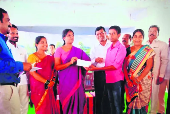 ప్రభుత్వ పాఠశాలల్లో మెరిసి..