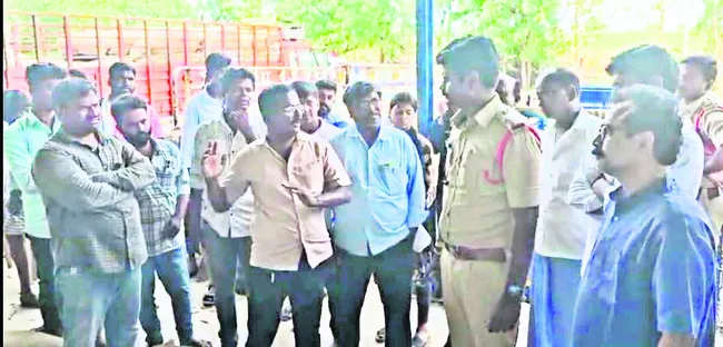 గోదాంలో మిరప సంచుల గోల్మాల్