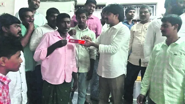 స్వీట్లు పంచిన ఎమ్మెల్యే విజేయుడు 
