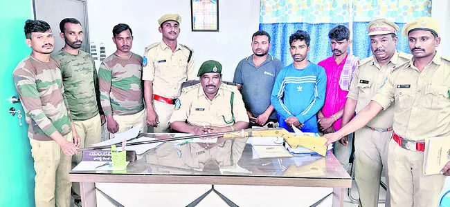 ముగ్గురు వేటగాళ్ల అరెస్ట్‌