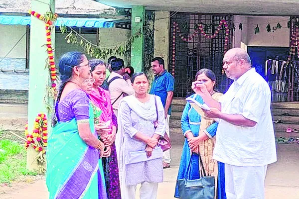 గిరిజన విద్యార్థుల హాస్టళ్లలో విచారణ