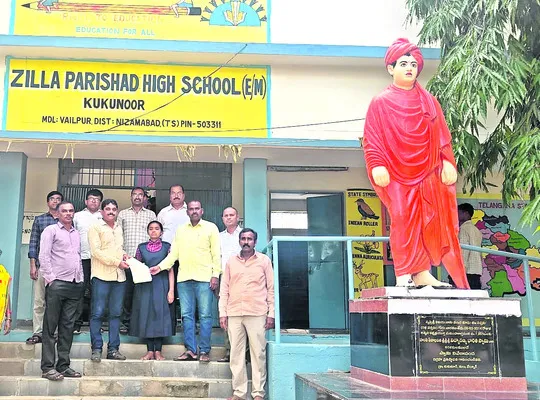 తన పిల్లలను ప్రభుత్వ స్కూల్లో చేర్పించిన ఉపాధ్యాయుడు