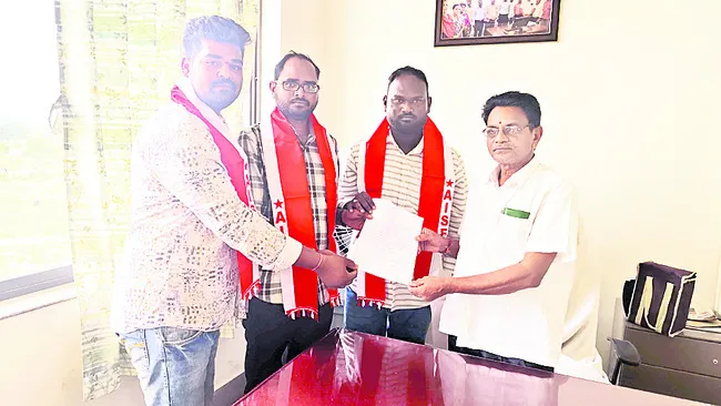 ఫీజుల దోపిడీని అరికట్టాలి