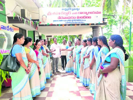 తల్లికి వందనం వర్తింపజేయాలి