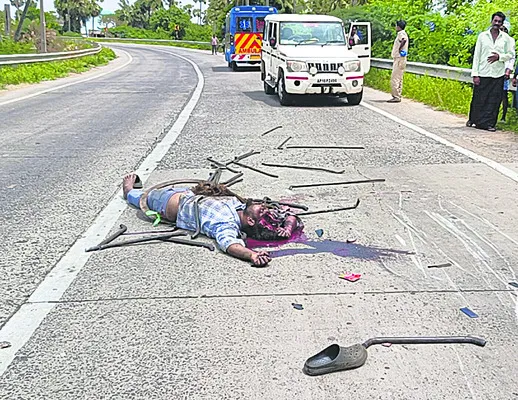 రోడ్డు ప్రమాదంలో యువకుడు దుర్మరణం 