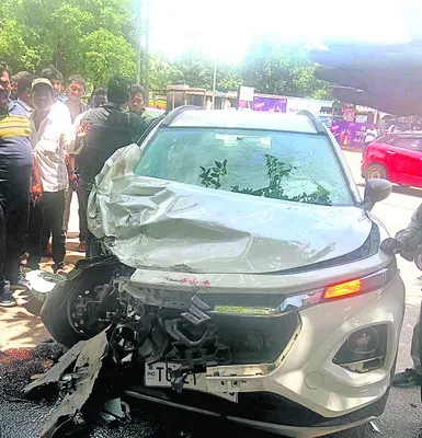 కారును ఢీకొన్న వ్యాన్: ఇద్దరికి గాయాలు
