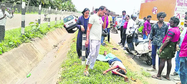 రోడ్డు ప్రమాదంలో ఇద్దరికి గాయాలు