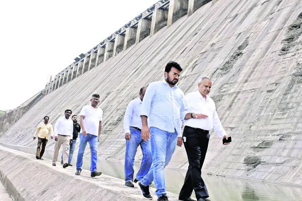 స్పిల్‌వేను పరిశీలించిన నిపుణులు