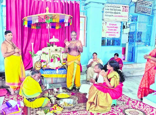 సినీ ఫక్కీలో బంగారం చోరీ