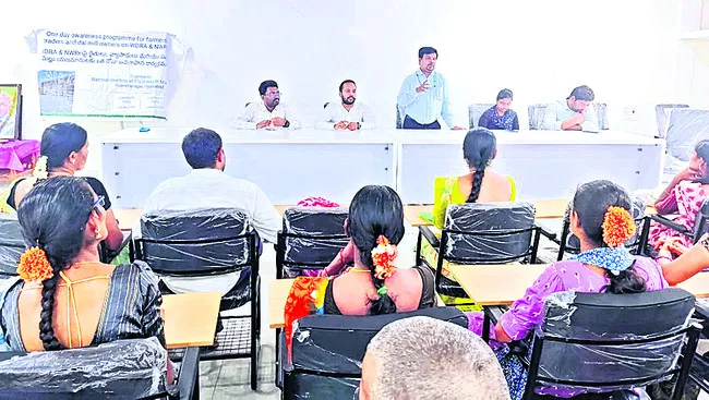 గిడ్డంగుల్లో ధాన్యం నిల్వతో లాభాలు పొందవచ్చు