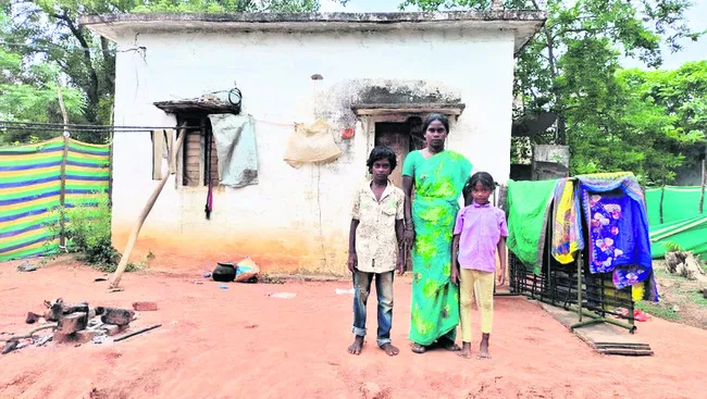 కరెంటు బిల్లు సాకుతో తల్లికి ఎగనామం