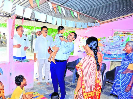 చిన్నారిని ఎత్తుకొని.. ఆప్యాయంగా పలకరించి