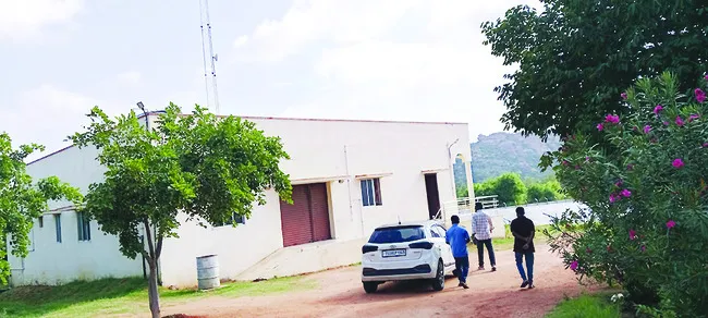 మావాళ్లొస్తారు.. మీరెళ్లిపోండి!