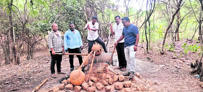 నాటుసారా స్థావరంపై ఎకై ్సజ్ దాడులు