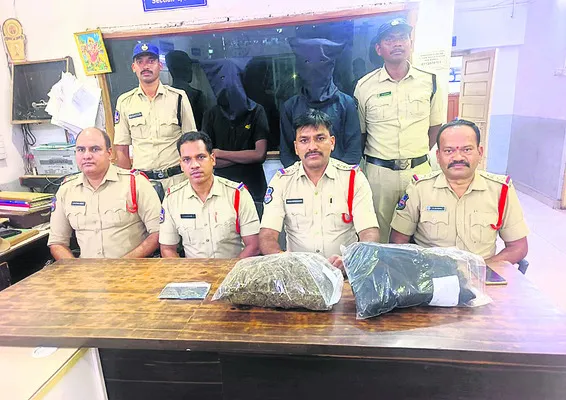 గంజాయి తరలిస్తున్న ఇద్దరి అరెస్టు
