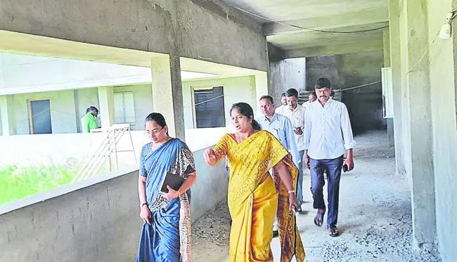 అసంపూర్తి పనుల పరిశీలన 