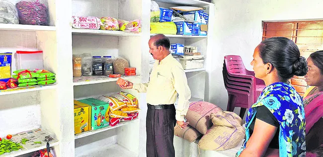 విద్యార్థులను పాఠశాలలో చేర్పించాలి